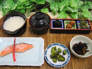 朝かゆ (焼き魚・季節の小鉢二品・珍味三品・白粥・汁物) 1,100円（税込）